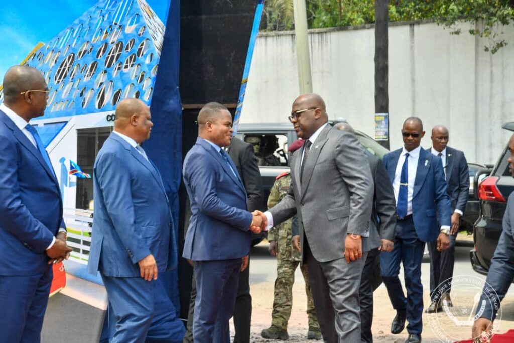 Poignee de mains entre Dieudonne Kamuleta et Felix Tshisekedi